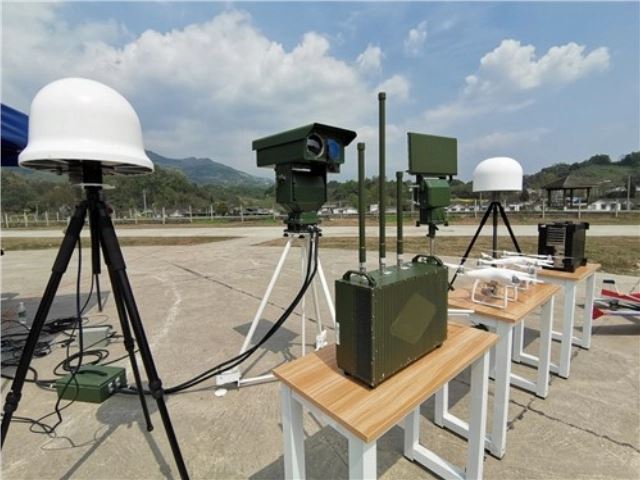 Lentokentän drone-ilmaisu- ja vastatoimijärjestelmän rakennussuunnitelma